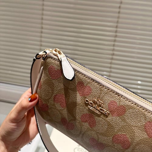 حقيبة كوتش بيج بقلوب