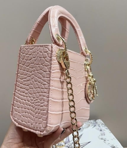 حقيبة dior جلد وردي صغيرة