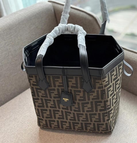 حقيبة fendi