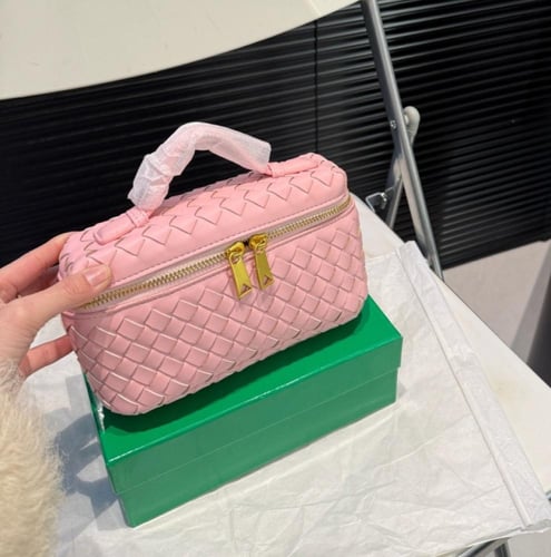 حقيبة بوتيغا بعدة الوان