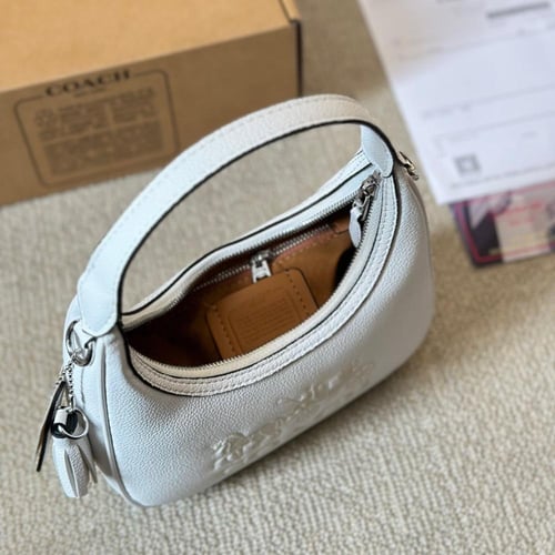 حقيبة كوتش باللون الابيض