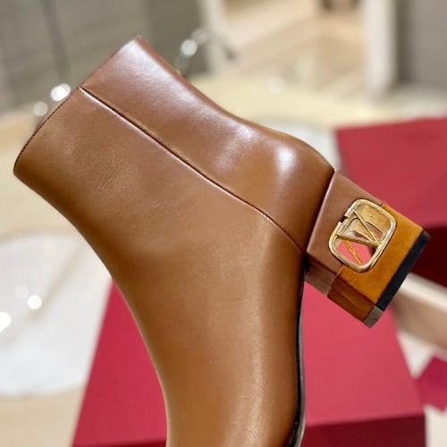 بوت ڤالنتينو بعدة الوان