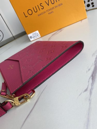 باوتش LV بعدة الوان