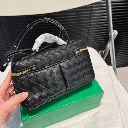 حقيبة بوتيغا بعدة الوان