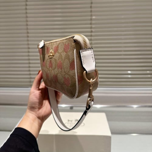 حقيبة كوتش بيج بقلوب