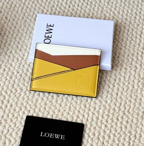 محفظة بطاقات من لويفي بعدة الوان