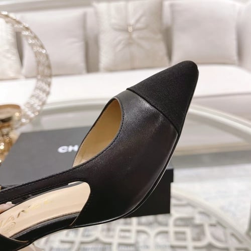 كعب شانيل اسود بارتفاعين