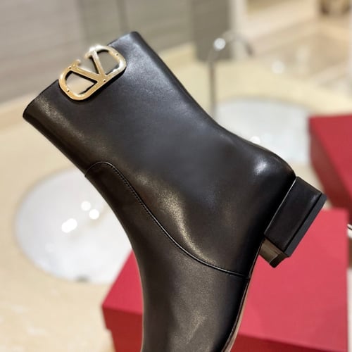 بوت ڤالنتينو 4بعدة الالوان