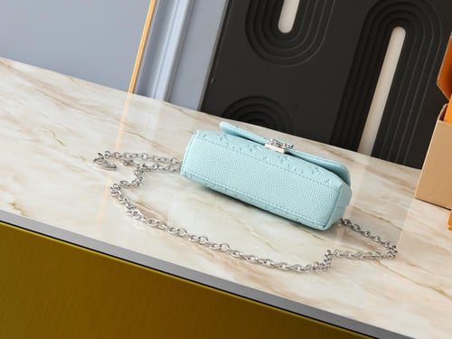 حقيبة LV صغيرة باللون الازرق الفاتح