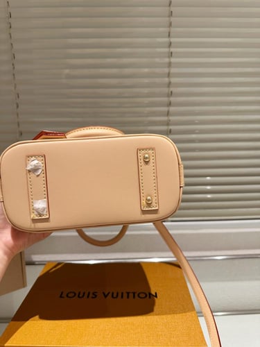 حقيبة LV الما كرز