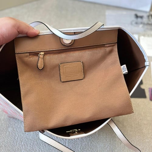 حقيبة كوتش بطابع قلوب