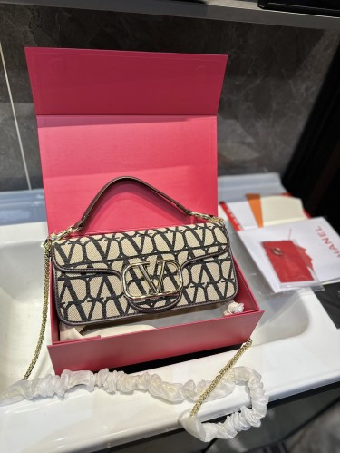 حقيبة فالنتينو كبيرة