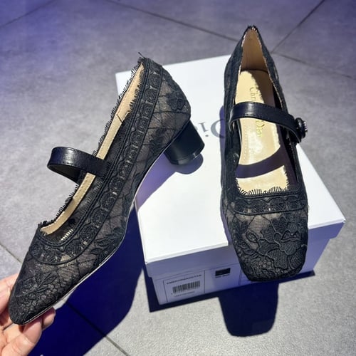 كعب ديور دانتيل اسود مغلق