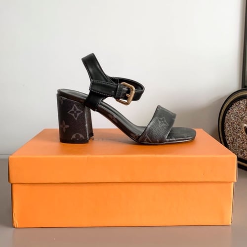 كعب LV لون الاسود و البني