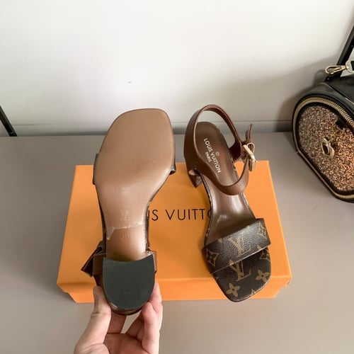 كعب LV لون الاسود و البني