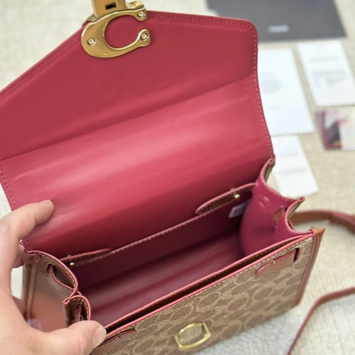 حقيبة كوتش بعده الوان