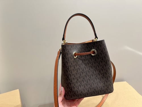 حقيبة مايكل كورس دلو | 4 الوان