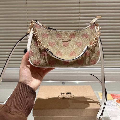 حقيبة كوتش | قلوب