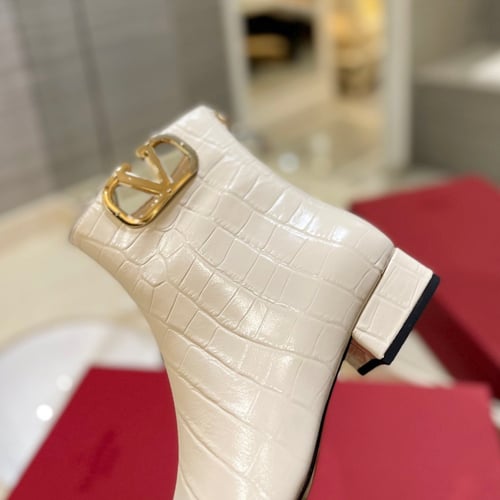 بوت ڤالنتينو اسود/ ابيض