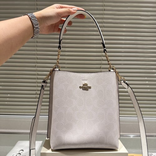 شنطة كوتش عدة الوان