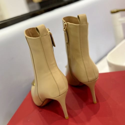 بوت ڤالنتينو 5 بعدة الوان