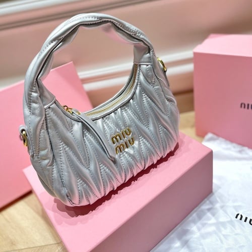 حقيبة ميو ميو بعدة ألوان