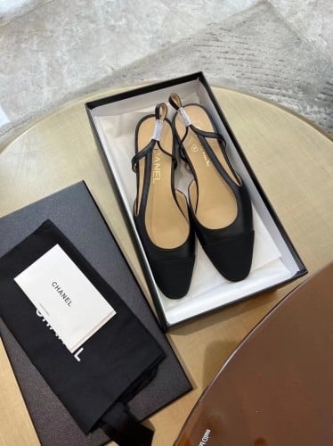 كعب شانيل اسود بارتفاعين