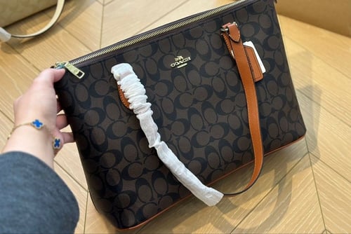 شنطه كوتش بعده الوان