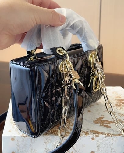 حقيبة dior صغيرة بعدة ألوان