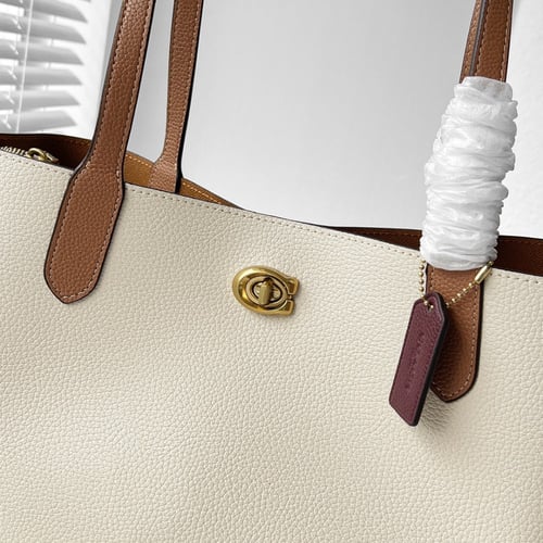 حقيبة كوتش كبيرة أبيض