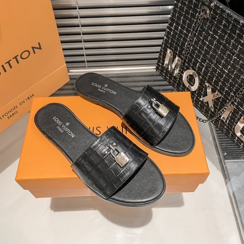 سليبر LV بعدة الوان