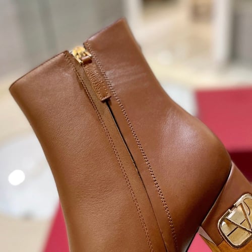 بوت ڤالنتينو بعدة الوان