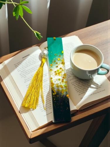 فاصل كتاب باللون الاخضر والاسود