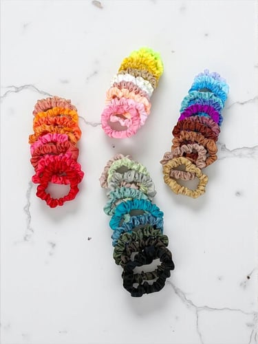 توزيعات فيونكات شعر ملونه ( السعر للحبه )