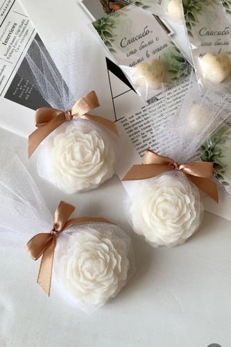 توزيعات شمعة الجوري المعطره ( السعر للحبه )