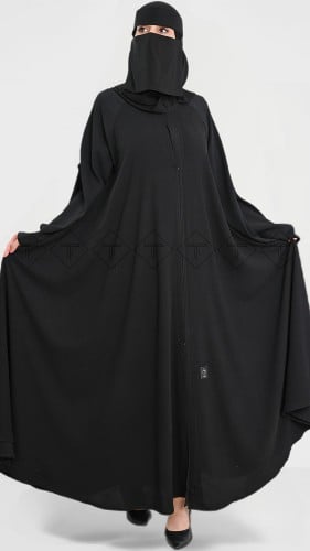 عباية كتف دبل كلوش سوداء بأكمام واسعة وزينة راقية