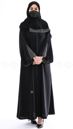 عباية كتف مطرزة على الكم
