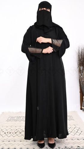 عباية كتف سوداء بأكمام شبك مزينة بالخرز
