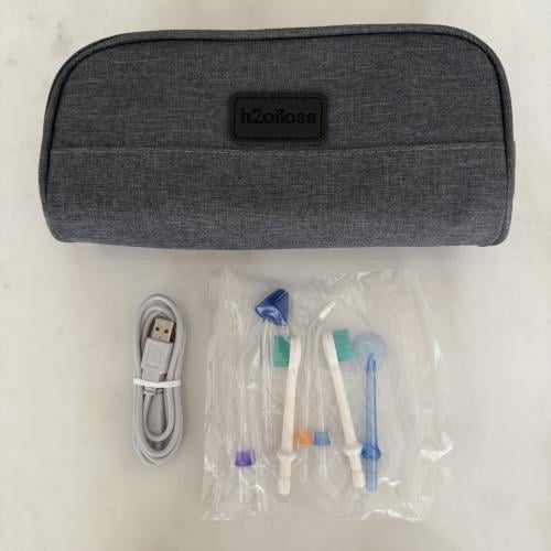 محتويات جهاز خيط الأسنان المائي h2ofloss