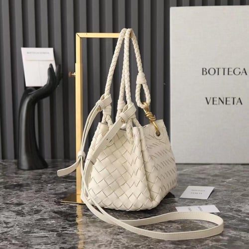 شنطة بوتيقا ابيض