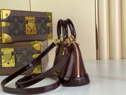 شنطة ال في عنابي 18cm