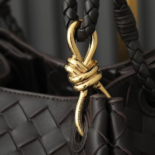 شنطة بوتيقا بني