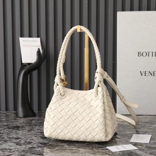 شنطة بوتيقا ابيض