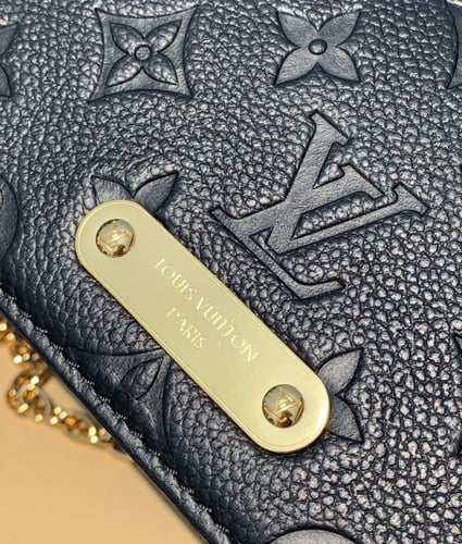 كورس LV اسود