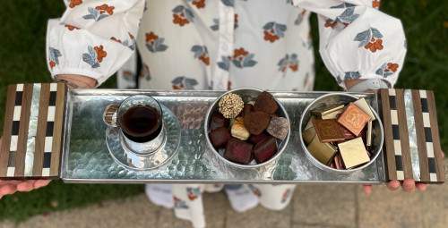 صينية من المعدن مع يدين خشب مطعم بالصدف