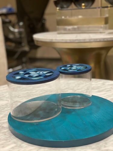 علب اكريليك مع غطاء ازرق مطعم بالصدف طقم من قطعتين...