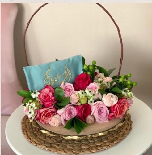 سلة خشبية دائرية مع ظرف مطرز والتغليف