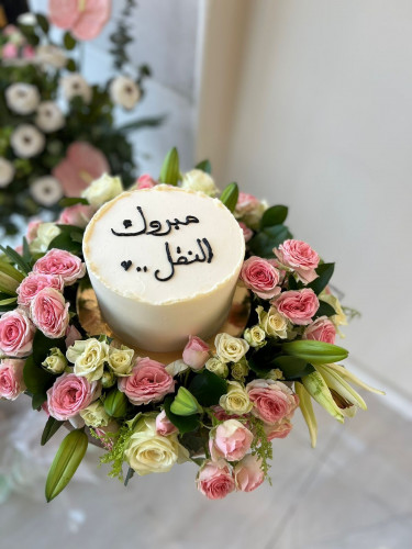 ستاند كيك مع تنسيق ورد