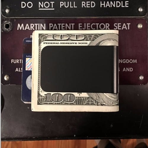 مشبك نقود معدني