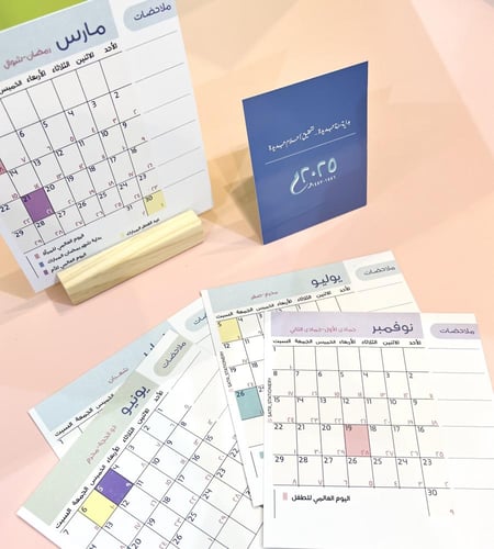 تقويم مكتبي مع صندوق وقاعدة خشبية